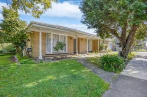 Cozy Oakleigh South Family Home Next to Playground